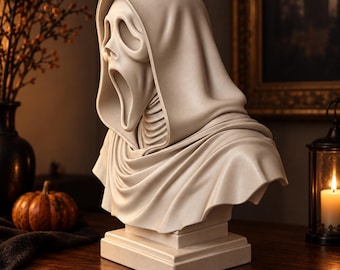 Puede incluir: Un busto de color crema que representa una figura encapuchada con un rostro alargado y distorsionado, con ojos huecos y una boca abierta en un grito. La figura viste una túnica drapeada y fluida que cubre la cabeza y los hombros sobre una base.