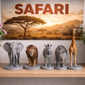Op de afbeelding: Een decoratieve opstelling op een plank met dierenfiguren, waaronder een olifant, een leeuw, een zebra, een neushoorn en een giraffe. De achtergrond is een landschapsschilderij met het woord "SAFARI". Potplanten met roze en witte bloemen flankeren het geheel.