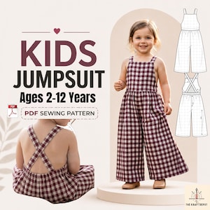 Op de afbeelding: Een kind draagt een bordeauxrode en witte geruite jumpsuit. De afbeelding bevat de tekst "KIDS JUMPSUIT Ages 2-12 Years PDF SEWING PATTERN". De jumpsuit heeft wijde pijpen en gekruiste bandjes. Een lijntekening van de jumpsuit is ook te zien.