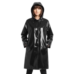 Könnte beinhalten: Ein glänzender schwarzer Regenmantel mit Kapuze. Der lange Mantel hat eine Knopfleiste vorne und Taschen. Das Model trägt eine schwarze Hose. Der Regenmantel schützt vor Regen und schlechtem Wetter.