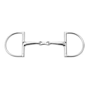 Könnte beinhalten: Ein poliertes silbernes D-Ring-Gebiss für Pferde. Das Gebiss hat ein zentrales Gelenk und abgerundete D-förmige Ringe auf jeder Seite. Das Metall ist hochreflektierend, wahrscheinlich Edelstahl. Das Design ist symmetrisch und sauber.