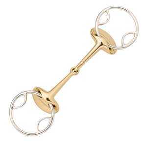 Puede incluir: Un bocado de caballo dorado y plateado con una articulación central y dos piezas laterales circulares. El bocado tiene un acabado pulido, con metal dorado en el centro y metal plateado en los anillos.