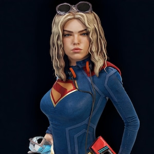 Puede incluir: Estatua detallada de una mujer con cabello rubio, vestida con un traje de superhéroe azul y rojo. Tiene gafas de sol en la cabeza y auriculares alrededor del cuello. Sostiene un pequeño globo terráqueo y un reproductor de casetes rojo.