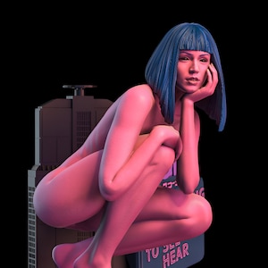 Peut inclure: Œuvre d'art numérique représentant une femme aux cheveux bleus, accroupie. L'éclairage est rose, sur fond noir. Un bâtiment futuriste et une enseigne au néon sont également visibles.