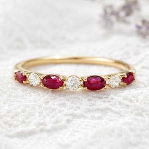 Anillo de eternidad de rubí y diamantes, alianza de boda de rubí, anillo de piedra natal de julio, anillo apilable de rubí y diamantes, delicado anillo de oro, anillo de oro amarillo de 14 quilates