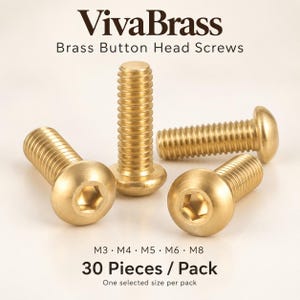 Peut inclure: Quatre vis à tête bombée en laiton doré avec des empreintes hexagonales. Le texte VivaBrass Brass Button Head Screws, M3, M4, M5, M6, M8, 30 Pieces / Pack, et One selected size per pack est visible sur le fond de l'image.