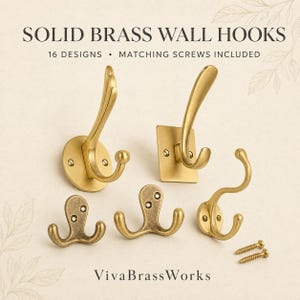 Op de afbeelding: Vijf massief messing wandhaken in verschillende vormen en maten, waaronder twee grote enkele haken en drie kleinere dubbele haken. De tekst luidt SOLID BRASS WALL HOOKS, 16 DESIGNS, MATCHING SCREWS INCLUDED en VivaBrassWorks. Twee schroeven zijn inbegrepen.