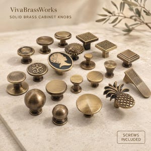 Puede incluir: Una colección de pomos para armarios de latón macizo en varias formas y acabados, incluyendo diseños redondos, cuadrados, de piña y de camafeo. El texto VivaBrassWorks SOLID BRASS CABINET KNOBS y SCREWS INCLUDED es visible.