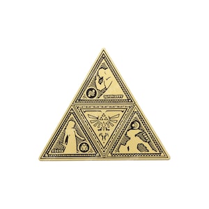 Puede incluir: Pin triangular dorado con un diseño segmentado con tres triángulos más pequeños. Cada triángulo contiene una ilustración diferente, incluyendo una figura, símbolos y texto. El pin tiene un aspecto detallado y grabado.