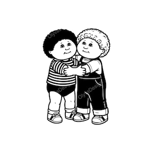 Puede incluir: Ilustración en blanco y negro de dos muñecos abrazándose. Uno lleva una camiseta a rayas y pantalones cortos, el otro un peto. Ambos muñecos tienen el pelo rizado y sonríen. La imagen tiene el texto "OlyvaDesign".