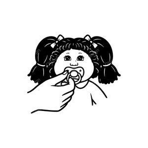 Puede incluir: Ilustración en blanco y negro de un bebé con coletas al que le dan un chupete. La cara del bebé es redonda con ojos grandes y una boca pequeña. Una mano sostiene el chupete hacia la boca del bebé.