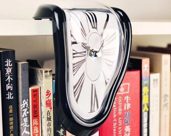 Figura surrealista de reloj derretido, escultura de reloj goteando con ilusión, adorno inusual de cronómetro doblado, regalo original de decoración de mesa.