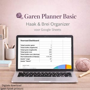 Op de afbeelding: Een laptop met een spreadsheet met de titel "Voorraad Dashboard" met gegevens over de garenvoorraad. Het scherm toont cijfers voor garentypes, gekochte bollen en resterende grammen. Een bol roze garen en een haaknaald liggen op het houten oppervlak.