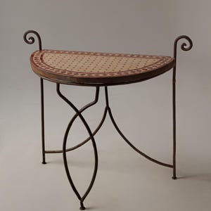 Mesa consola de media luna con tapa de azulejos de la década de 1940