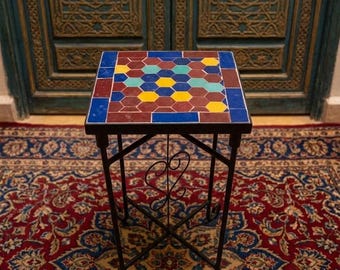 Mesita auxiliar marroquí de mosaico hecha a mano – Soporte para plantas geométrico de hierro forjado y colorido