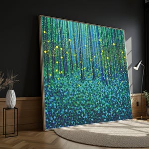 Puede incluir: Obra de arte enmarcada de gran tamaño que representa una escena de bosque. La pintura presenta árboles altos y verticales en tonos azules y verdes, con orbes de luz amarillos dispersos. La obra de arte se exhibe en una pared en una habitación con un esquema de color oscuro.