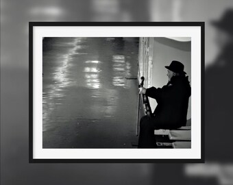 A bit of music ? -- A black and white violonist in the subway [Paris, France]