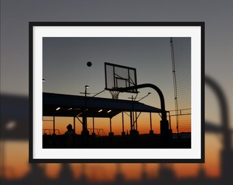 Suspense -- Friends playing basketball at sunset [New-York, United States]