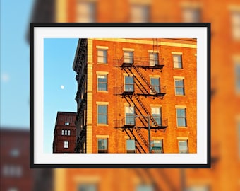 Double face -- New York building and the moon lit up by the sunset [New-York, United States]