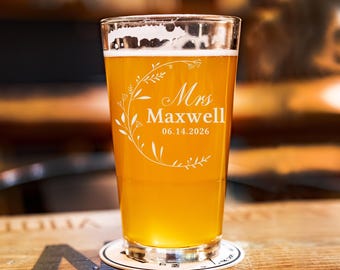 Personalisiertes graviertes Mr. und Mrs. Beer Pint Glas: Hochzeitsgeschenk für Paare, Verlobungen, Brautpaare