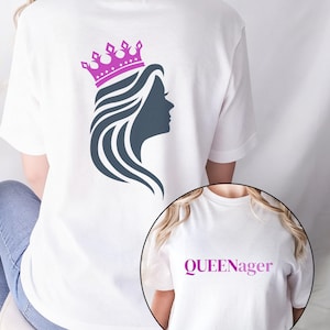 Könnte beinhalten: Weißes T-Shirt mit einer lila-grauen Grafik eines Frauenprofils mit Krone. Das Shirt hat auch den lila Aufdruck "QUEENager".