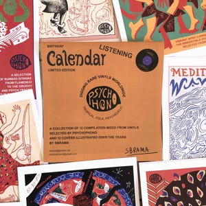 Può includere: Un assortimento di copertine di album in vinile colorate. La copertina centrale è arancione con il testo "Birthday Calendar Listening" e il marchio "Psycho Hon". Altre copertine presentano illustrazioni e testo, tra cui "Kozmik Baklava".