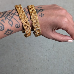 Unity Braid Cuff | Filigranes geflochtenes Messingarmband | Statement-Schmuck | Filigrane Armreifen