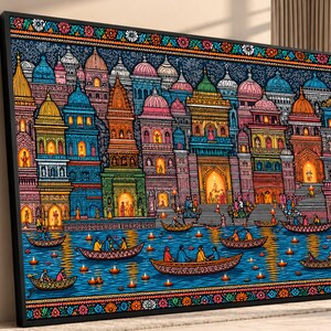 Peut inclure: Une grande œuvre d'art murale rectangulaire représentant une illustration détaillée et vibrante d'une ville au bord de l'eau avec des bâtiments à dômes colorés, des portes arquées et des fenêtres lumineuses. Des bateaux flottent sur l'eau.