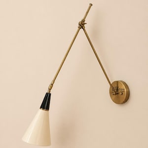 Applique da parete moderna con braccio orientabile, lampada regolabile in ottone.