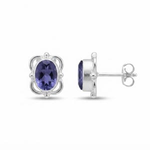 Peut inclure: Une paire de boucles d'oreilles à tige en argent avec des pierres précieuses violettes de taille ovale. Chaque boucle présente un cadre décoratif en argent entourant la pierre centrale et un fermoir à tige. Finition métallique polie et pierres facettées.