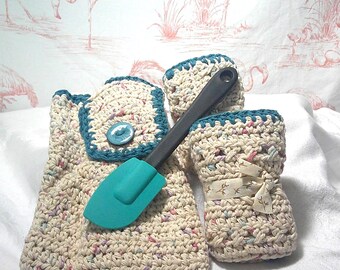 Paño de cocina colgante de ganchillo y dos paños de cocina.