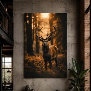 Könnte beinhalten: Ein großes, rechteckiges Wandbild, das einen majestätischen Hirsch mit imposantem Geweih in einem dichten, sonnendurchfluteten Wald zeigt. Das Kunstwerk besticht durch warme Gold- und Brauntöne und fängt das Tier in seiner natürlichen Umgebung ein.