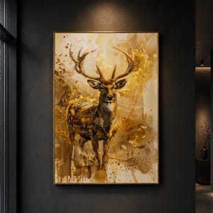 Könnte beinhalten: Gerahmter Kunstdruck mit einem majestätischen Hirsch mit großem Geweih. Das Kunstwerk verwendet eine Palette aus Gold-, Braun- und Beigetönen, die eine warme Ästhetik erzeugt. Der Hirsch ist der Mittelpunkt, vor einem abstrakten Hintergrund.