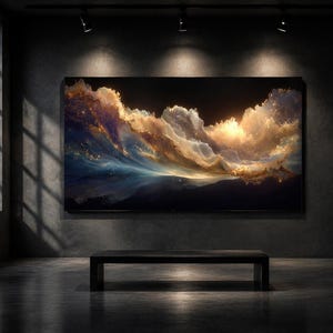 Könnte beinhalten: Großes gerahmtes Kunstwerk, das eine Himmelszene mit wirbelnden Wolken in Blau-, Gold- und Weißtönen darstellt. Das Kunstwerk wird an einer dunkelgrauen Wand ausgestellt, darunter eine schwarze Bank. Der Raum hat eine moderne, minimalistische Ästhetik.