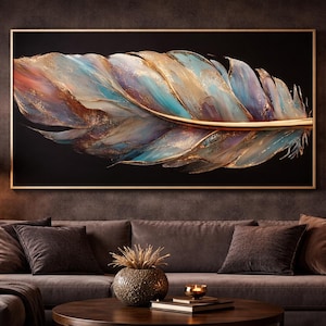 Könnte beinhalten: Ein großes, rechteckiges Wandkunstwerk mit einem stilisierten Federdesign. Die Feder ist in Blau-, Gold- und Lilatönen vor schwarzem Hintergrund gemalt und goldgerahmt. Das Kunstwerk hängt über einem braunen Sofa.