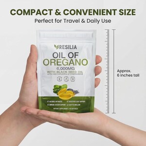 K&ouml;nnte beinhalten: Ein wei&szlig;er und gr&uuml;ner Beutel mit Resilia Oregano&ouml;l, gehalten in den H&auml;nden einer Person. Der Beutel ist mit Text beschriftet, darunter "6.000MG" und "With Black Seed Oil". Die ungef&auml;hre H&ouml;he betr&auml;gt 15 cm. Der Text "Compact & Convenient Size" steht oben.