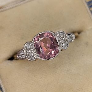 Antik edwardiansk ring i 18 karat guld och platina med rosa turmalin och diamanter, ca 1910