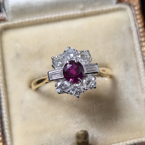 Vintage 18 karat guld- och platinaring med rubin och diamanter | 0,45 karat rubin | Cirka 0,60 karat diamanter