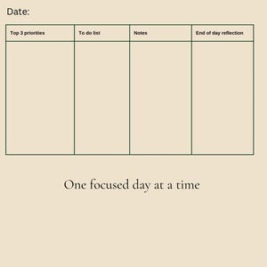 Könnte beinhalten: Ein Daily Focus Planner mit Abschnitten für Top-Prioritäten, To-Do-Liste, Notizen und Tagesabschlussreflexion. Der Planer hat einen beigefarbenen Hintergrund mit dunkelgrünen Linien und Text. Der Text "Daily Focus Planner" und "One focused day at a time" werden angezeigt.