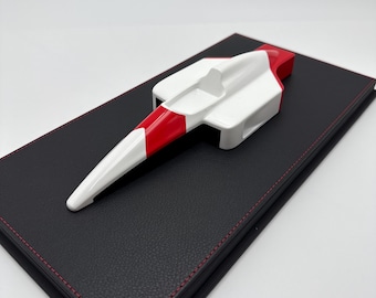 Escultura inspirada en el icónico McLaren MP4/4, el coche de carreras de Fórmula 1.