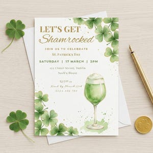 Puede incluir: Invitación del Día de San Patricio con el texto "LET'S GET Shamrocked". La invitación presenta tréboles verdes, una ilustración de bebida verde, un bolígrafo y una moneda dorados. La invitación está sobre un fondo blanco.