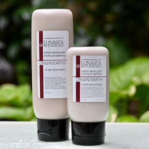 Puede incluir: Dos tubos de pulido limpiador probi&oacute;tico, ambos etiquetados como "LUNASEA BOTANICALS ORIGIN EARTH rice water+quinoa+rhassoul". El tubo m&aacute;s grande es blanco y el m&aacute;s peque&ntilde;o es gris.