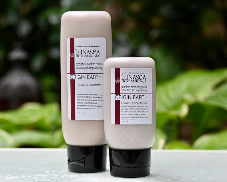 Puede incluir: Dos tubos de pulido limpiador probi&oacute;tico, ambos etiquetados como "LUNASEA BOTANICALS ORIGIN EARTH rice water+quinoa+rhassoul". El tubo m&aacute;s grande es blanco y el m&aacute;s peque&ntilde;o es gris.