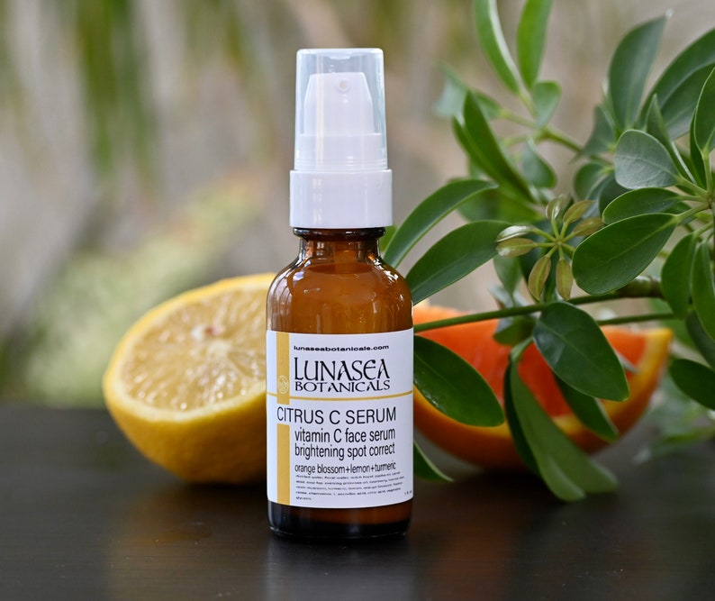 K&ouml;nnte beinhalten: Eine braune Glasflasche mit einem wei&szlig;en Pumpspender, die ein Citrus-C-Serum enth&auml;lt. Die Flasche ist mit "LUNASEA BOTANICALS CITRUS C SERUM vitamin C face serum brightening spot correct orange blossom+lemon+turmeric" beschriftet.
