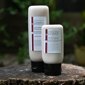 Puede incluir: Dos tubos de pl&aacute;stico blanco de limpiador facial con etiquetas marrones. Las etiquetas dicen "LUNASEA BOTANICALS" y "limpieza probi&oacute;tica" y "ORIGIN EARTH". El tubo m&aacute;s peque&ntilde;o dice "agua de arroz + quinoa + hassoul".