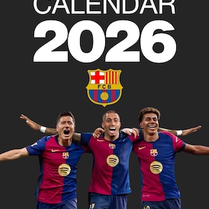 Puede incluir: Calendario 2026 con el logo del FC Barcelona y tres jugadores con los colores del equipo. La palabra "CALENDARIO" y el año "2026" están en texto blanco en la parte superior. Los jugadores llevan camisetas azules y granates.