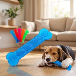 Könnte beinhalten: Ein blauer, knochenförmiger Kauspielzeug für Hunde mit strukturierter Oberfläche und Pfotenabdruckdetails. Ein Beagle liegt auf dem Boden und kaut auf einem ähnlichen blauen Spielzeug. Mehrere farbige, kleinere Kauspielzeuge sind ebenfalls zu sehen.
