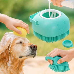 Puede incluir: Un cepillo de aseo para mascotas de color turquesa y amarillo se utiliza para lavar a un perro. El cepillo tiene un mango y cerdas suaves. El perro es un golden retriever.