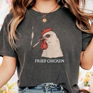 Peut inclure: Ensemble de trois mugs en céramique avec une finition mate et mouchetée. Les mugs sont dans des tons crème, gris clair et gris foncé. Chaque mug a un design simple et minimaliste et une anse arrondie.