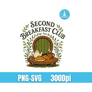 Puede incluir: Una ilustración caprichosa que presenta una mesa de madera preparada para una comida, con una tetera, cruasanes y una taza de café. El texto "SECOND BREAKFAST CLUB" se arquea sobre una puerta verde. La imagen está rodeada de hojas verdes.